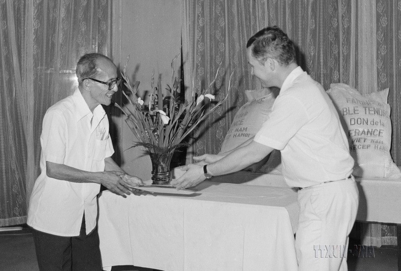 Sáng 22/8/1985, tại Hải Phòng, ông Patrick Amiot, đại diện lâm thời Cộng hòa Pháp tại Việt Nam thay mặt Chính phủ Pháp trao tượng trưng 5110 tấn bột mì của Chính phủ Pháp giúp nhân dân Việt Nam. Ông Phạm Xuân Hương, đại diện Bộ lương thực tiếp nhận. (Ảnh: Nguyễn Thụ/TTXVN)