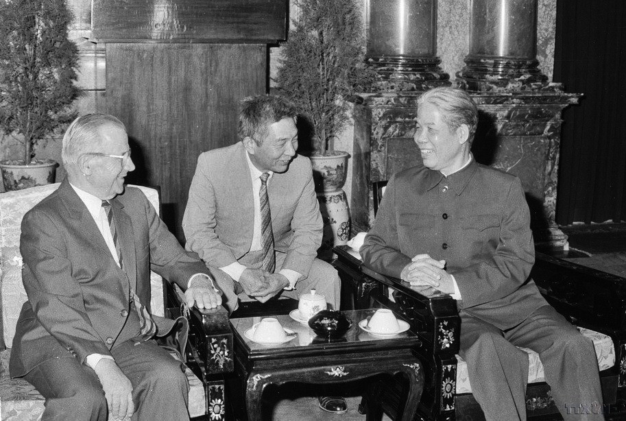 Ngày 7/12/1988, tại Phủ Chủ tịch, đồng chí Đỗ Mười, Ủy viên Bộ Chính trị, Chủ tịch HĐBT tiếp thân mật đồng chí Gaston Plissonnier, Ủy viên Bộ Chính trị, Bí thư Trung ương Đảng Cộng sản Pháp. (Ảnh: Kim Hùng/TTXVN)