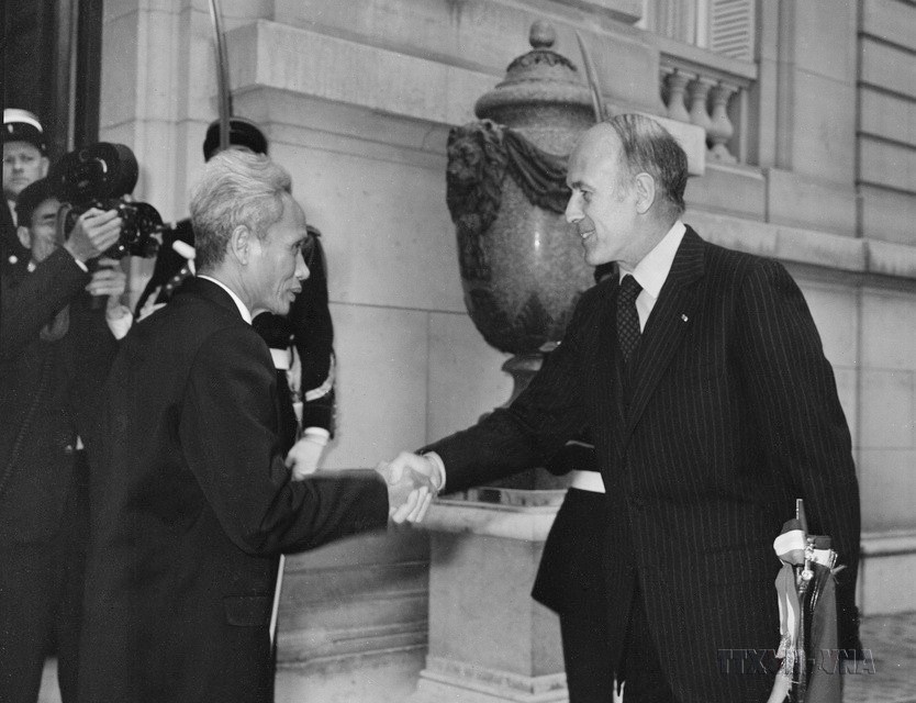 Ngày 25/4/1977, tại điện Élysée ở Thủ đô Paris, Tổng thống Pháp Giscard d'Estaing hội đàm với Thủ tướng Phạm Văn Đồng thăm chính thức Cộng hòa Pháp. (Ảnh: Thế Trung/TTXVN)