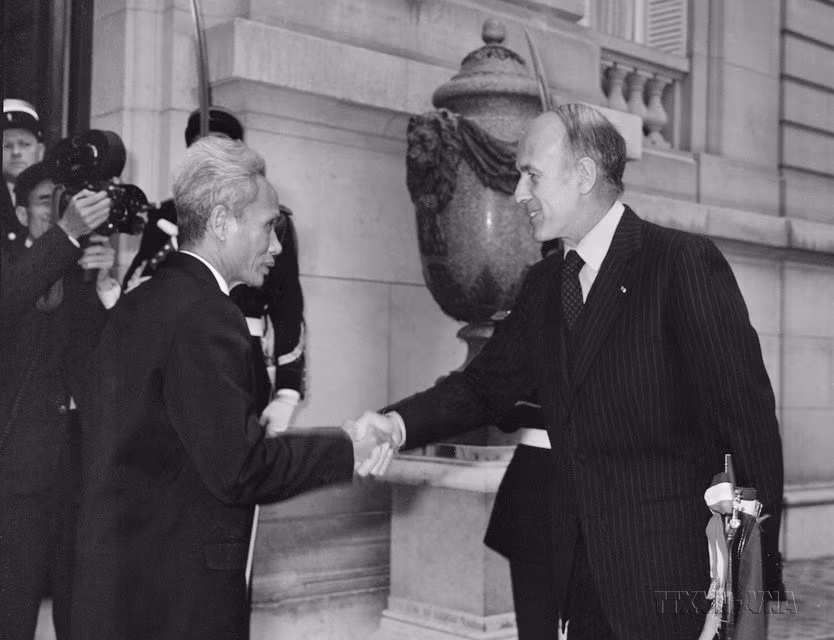 Ngày 25/4/1977, tại điện Élysée ở Thủ đô Paris, Tổng thống Pháp Giscard d'Estaing hội đàm với Thủ tướng Phạm Văn Đồng thăm chính thức Cộng hòa Pháp. (Ảnh: Thế Trung/TTXVN)