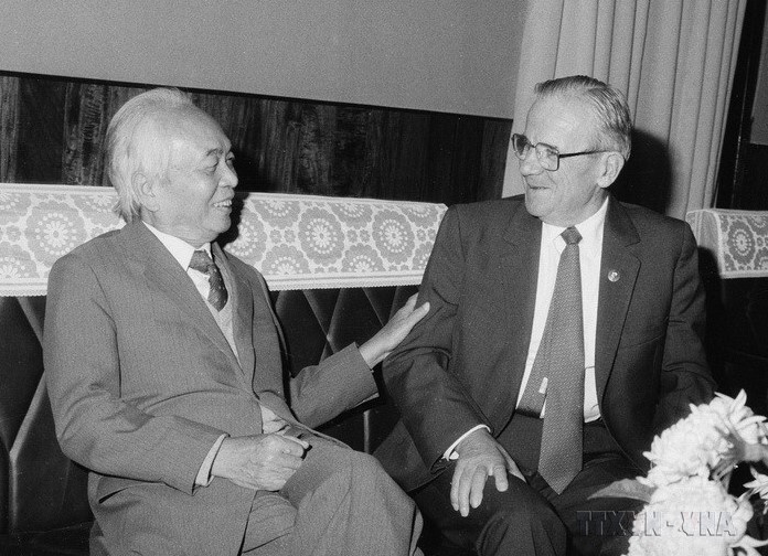 Ngày 7/12/1988, tại Hà Nội, Phó Chủ tịch Hội đồng Bộ trưởng Võ Nguyên Giáp tiếp thân mật đồng chí Gaston Plissonnier, Ủy viên Bộ Chính trị, Bí thư Trung ương Đảng Cộng sản Pháp. (Ảnh: Kim Hùng/TTXVN)