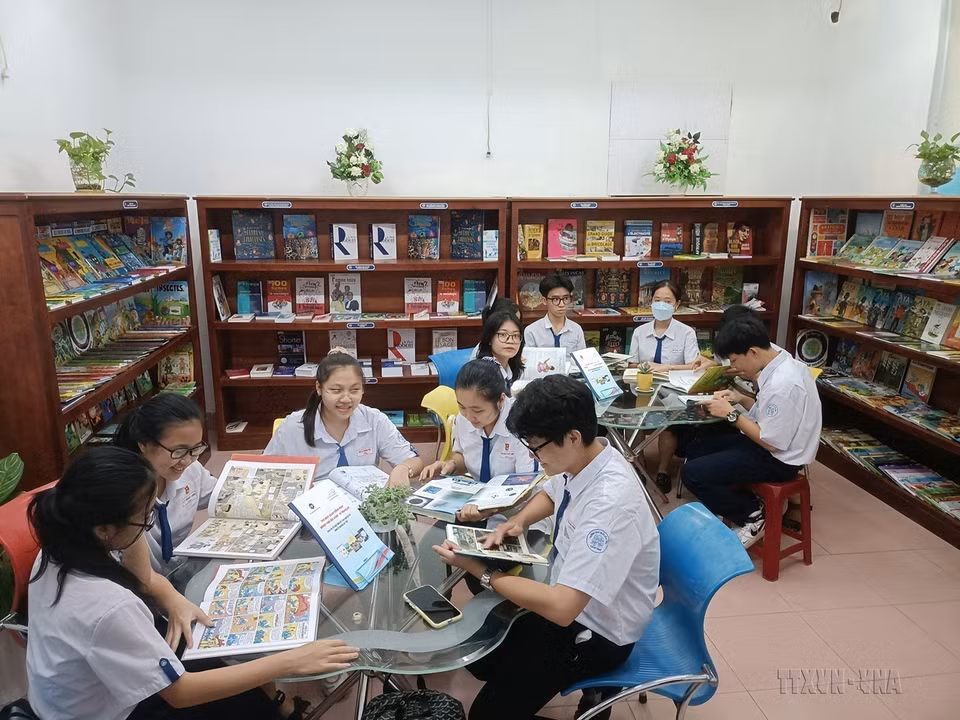 Không gian sách tiếng Pháp là một phần của các chương trình hỗ trợ tăng cường tri thức bằng tiếng Pháp và tiếp cận với kiến thức và nội dung văn hóa, được thực hiện bởi Vụ Tiếng Pháp và Đa dạng Văn hóa Pháp ngữ (DLC) của Tổ chức Quốc tế Pháp ngữ. Dự án được triển khai từ năm 2020 đến năm 2022, tại Hà Nội và 8 tỉnh/thành phố. (Ảnh: Ánh Tuyết/TTXVN)