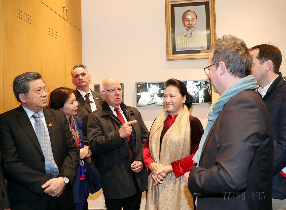 Trong chuyến thăm chính thức Cộng hòa Pháp, sáng 31/3/2019, Chủ tịch Quốc hội Nguyễn Thị Kim Ngân đến đặt hoa tại Tượng đài Chủ tịch Hồ Chí Minh, trồng cây lưu niệm và thăm không gian Hồ Chí Minh tại Công viên Montreau, thành phố Montreuil, thủ đô Paris. (Ảnh: Trọng Đức/TTXVN)