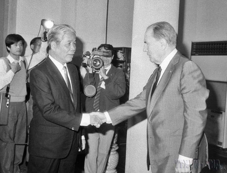 Tổng Bí thư Đỗ Mười tiếp Tổng thống Pháp Francois Mitterrand thăm hữu nghị Việt Nam (Hà Nội, 9/2/1993). (Ảnh: Kim Hùng/TTXVN)