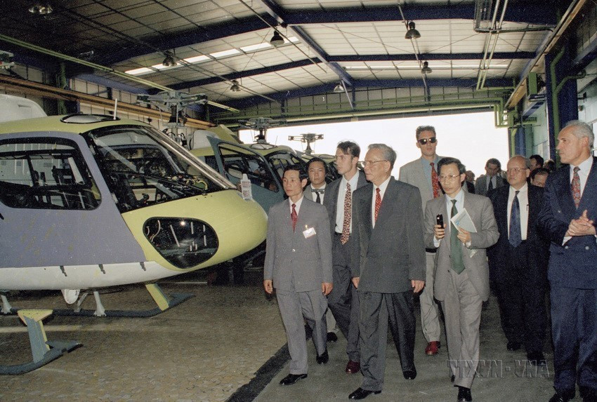 Ngày 10/5/1995, Chủ tịch nước Lê Đức Anh thăm phân xưởng lắp ráp máy bay của hãng chế tạo máy bay lên thẳng Eurocopter tại thành phố Marseille, trong chuyến thăm chính thức Cộng hoà Pháp. (Ảnh: Cao Phong/TTXVN)