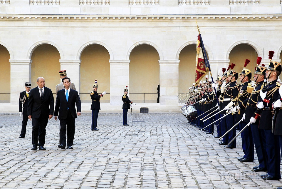 Lễ đón Thủ tướng Nguyễn Tấn Dũng thăm chính thức Cộng hoà Pháp từ 24-26/9/2013 được tổ chức trọng thể tại Điện Invalides (Paris, 24/9/2013). (Ảnh: Đức Tám/TTXVN)
