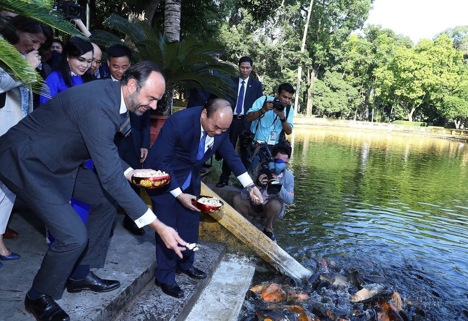 Thủ tướng Nguyễn Xuân Phúc cùng Thủ tướng Pháp Édouard Philippe thăm ao cá Bác Hồ tại Khu Di tích Chủ tịch Hồ Chí Minh tại Phủ Chủ tịch (2/11/2018). (Ảnh: Thống Nhất/TTXVN)