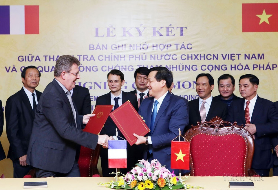 Tổng Thanh tra Chính phủ Lê Minh Khái và Giám đốc Cơ quan Phòng chống tham nhũng Pháp Charles Duchanie ký kết thoả thuận hợp tác (Hà Nội, 15/1/2018). (Ảnh: Nguyễn Dân/TTXVN)