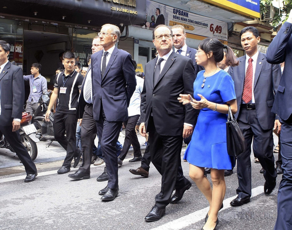Tổng thống Pháp Francois Hollande đi bộ tham quan phố cổ Hà Nội trong chuyến thăm cấp Nhà nước tới Việt Nam, chiều 6/9/2016. (Ảnh: Phạm Kiên/TTXVN)