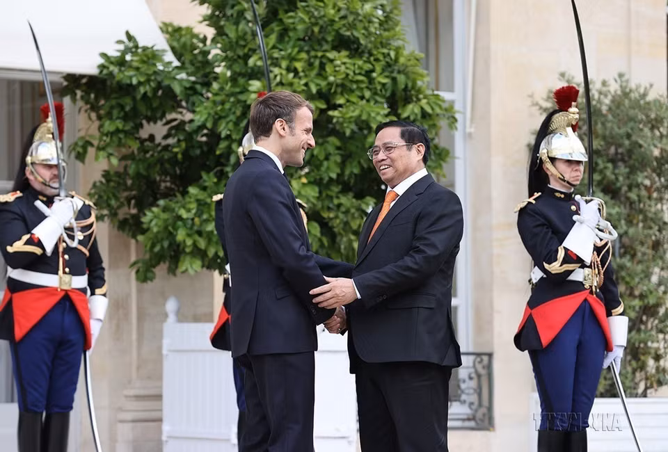 Tổng thống Emmanuel Macron đón Thủ tướng Phạm Minh Chính thăm chính thức Cộng hoà Pháp (Paris, 4/11/2021). (Ảnh: Dương Giang/TTXVN)