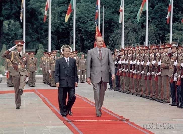 Chủ tịch nước Trần Đức Lương chủ trì Lễ đón Tổng thống Pháp Jacques Chirac thăm chính thức Việt Nam và dự Hội nghị Cấp cao Diễn đàn Á-Âu lần thứ 5 (ASEM 5), từ ngày 6-8/10/2004. (Ảnh: Nguyễn Khang/TTXVN)