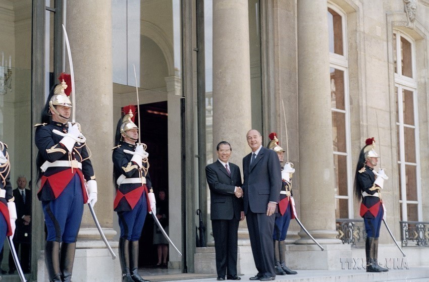 Tổng thống Jacques Chirac đón Tổng Bí thư Nông Đức Mạnh thăm chính thức Cộng hòa Pháp (Paris, 7/6/2005). (Ảnh: Xuân Tuân/TTXVN)