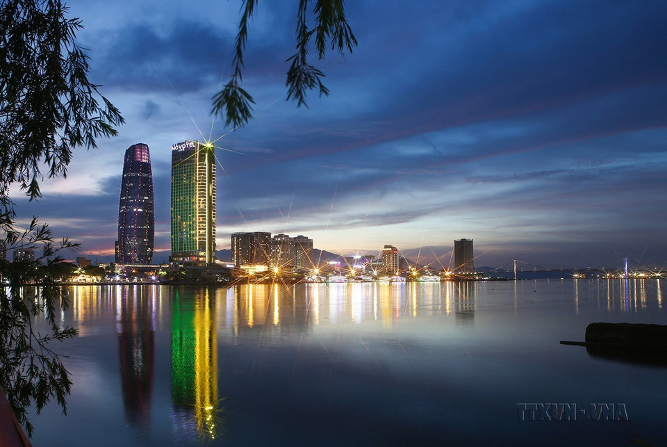Tọa lạc bên bờ Tây sông Hàn thơ mộng, liền kề với trung tâm hành chính của Đà Nẵng, khách sạn Novotel Đà Nẵng là điểm đến lý tưởng cho các doanh nhân lẫn du khách. Đây là khách sạn đầu tiên đạt tiêu chuẩn quốc tế của thành phố, dưới sự quản lý bởi tập đoàn Accor danh tiếng của Pháp. (Ảnh: TTXVN)