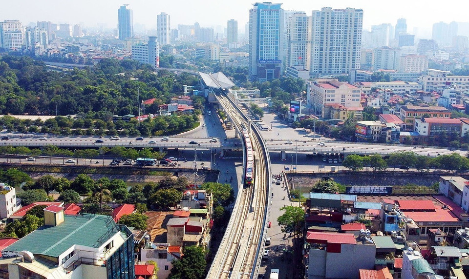 Dự án tuyến đường sắt đô thị số 3 (Nhổn-ga Hà Nội) vay vốn ODA của Ngân hàng Phát triển châu Á (ADB), Cơ quan Phát triển Pháp (AFD), Ngân hàng đầu tư châu Âu (EIB) và Chính phủ Pháp (DGT), được công ty Systra của Pháp tư vấn thiết kế. (Ảnh: Huy Hùng/TTXVN)