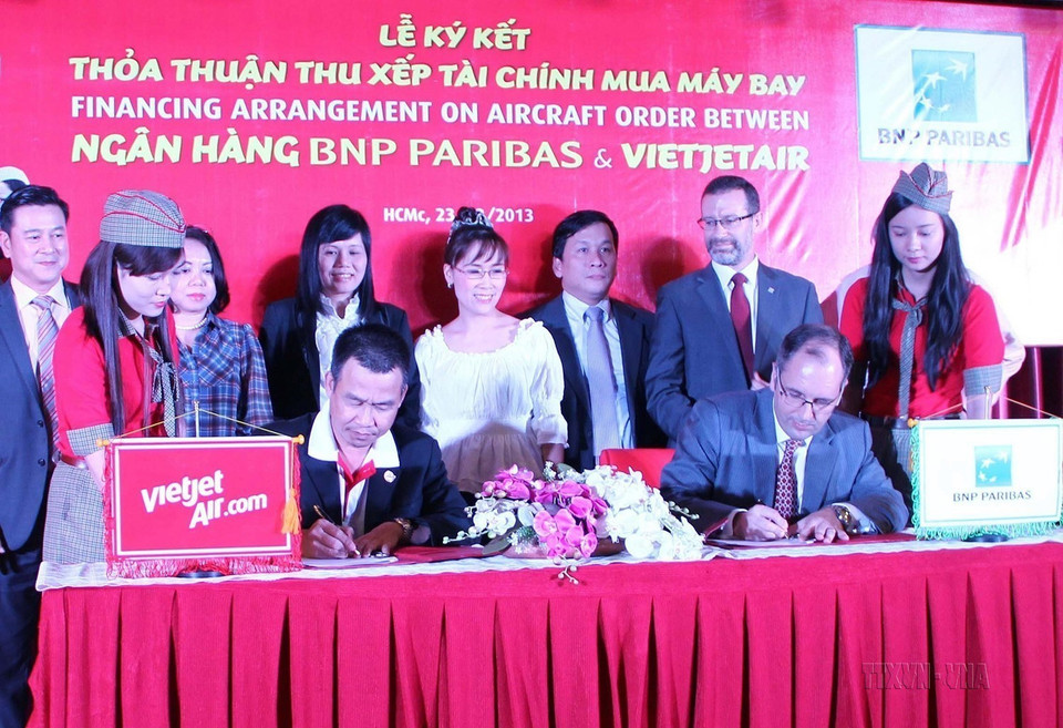 Lễ ký kết Thỏa thuận thu xếp tài chính mua máy bay giữa Hãng hàng không VietjetAir và Ngân hàng BNP Paribas của Pháp (Thành phố Hồ Chí Minh, 23/12/2013). (Nguồn: TTXVN phát)