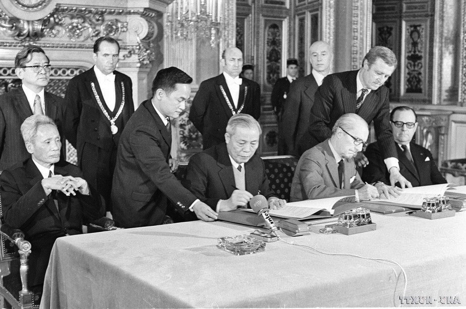 Ngày 27/4/1977, tại Bộ Ngoại giao Pháp, Bộ trưởng phụ trách công tác Dầu mỏ và Khí đốt Đinh Đức Thiện và Bộ trưởng Ngoại giao Pháp Louis de Guiringaud ký các Hiệp định hợp tác kinh tế và công nghiệp, Hiệp định hợp tác văn hóa, khoa học và kỹ thuật giữa Việt Nam - Pháp. Thủ tướng Phạm Văn Đồng và Thủ tướng Pháp Raymond Barre chứng kiến lễ ký. (Ảnh: Thế Trung/ TTXVN)