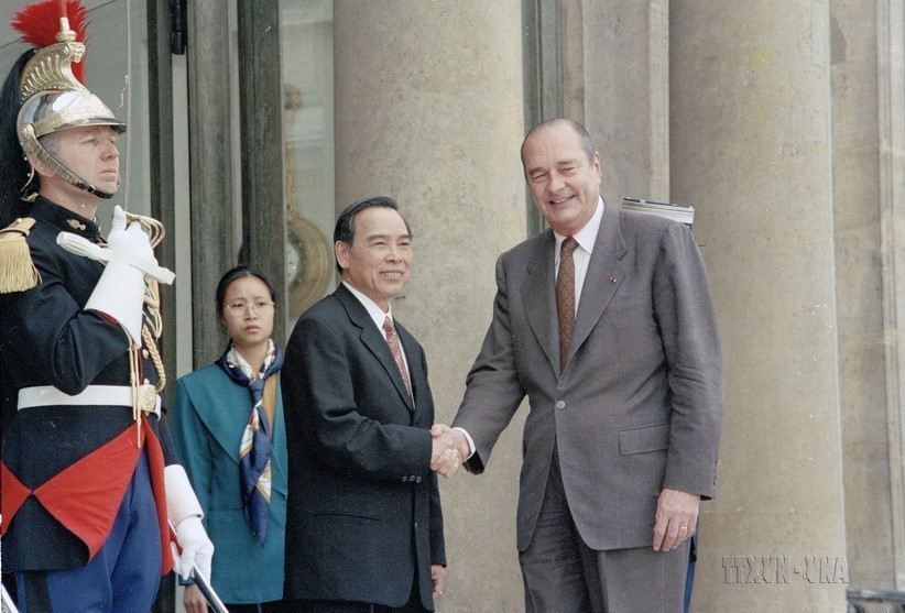 Tổng thống Jacques Chirac tiếp Thủ tướng Phan Văn Khải thăm chính thức Cộng hoà Pháp (Paris, 1/4/1998). (Ảnh: Kim Hùng/TTXVN)
