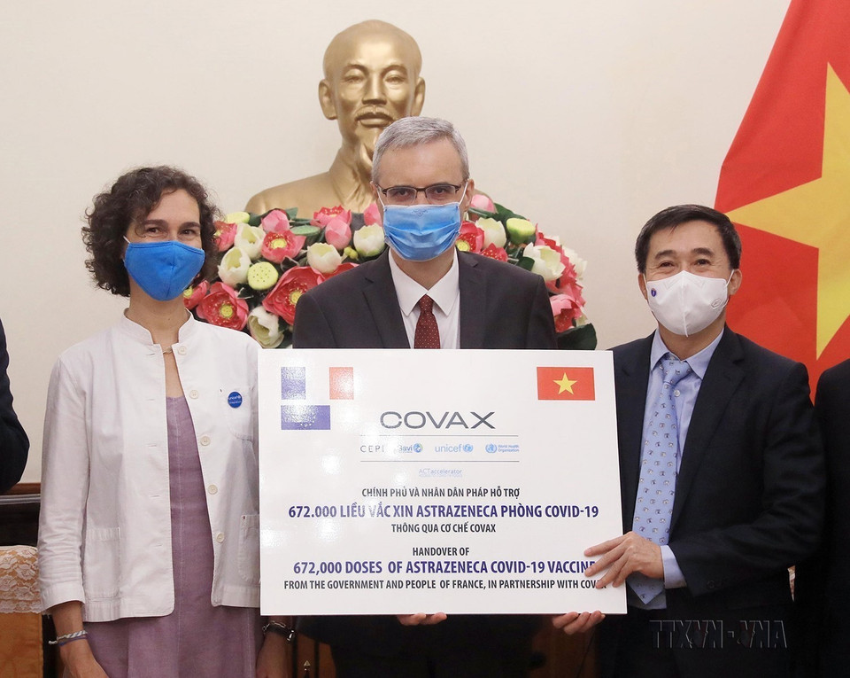 Thứ trưởng Bộ Y tế Trần Văn Thuấn tiếp nhận tượng trưng 672.000 liều vaccine AstraZeneca do Chính phủ và nhân dân Pháp ủng hộ (Hà Nội, 14/9/2021). (Ảnh: Lâm Khánh/TTXVN)