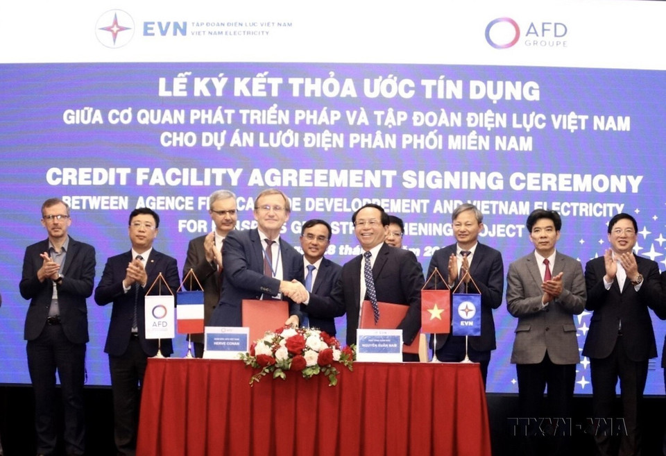 Phó Tổng giám đốc Tập đoàn Điện lực Việt Nam (EVN) Nguyễn Xuân Nam và Giám đốc Cơ quan Phát triển Pháp (AFD) tại Việt Nam Herve Conan ký kết Thỏa ước tín dụng cho khoản vay ưu đãi không bảo lãnh Chính phủ trị giá 80 triệu euro cho Dự án lưới điện phân phối miền Nam do Tổng Công ty Điện lực miền Nam làm chủ đầu tư. (Ảnh: TTXVN)