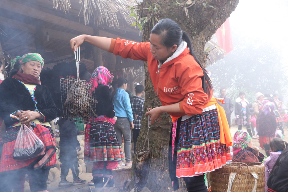 Thưởng thức ẩm thực vùng cao ngay tại chợ phiên. (Ảnh: Nguyễn Oanh/TTXVN)