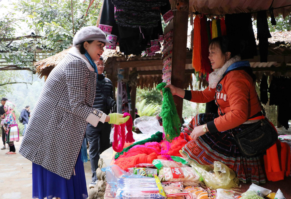 Du khách tham quan chợ phiên Sin Suối Hồ. (Ảnh: Nguyễn Oanh/TTXVN)