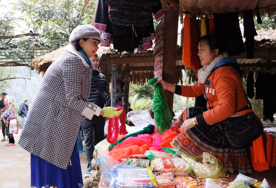 Du khách tham quan chợ phiên Sin Suối Hồ. (Ảnh: Nguyễn Oanh/TTXVN)