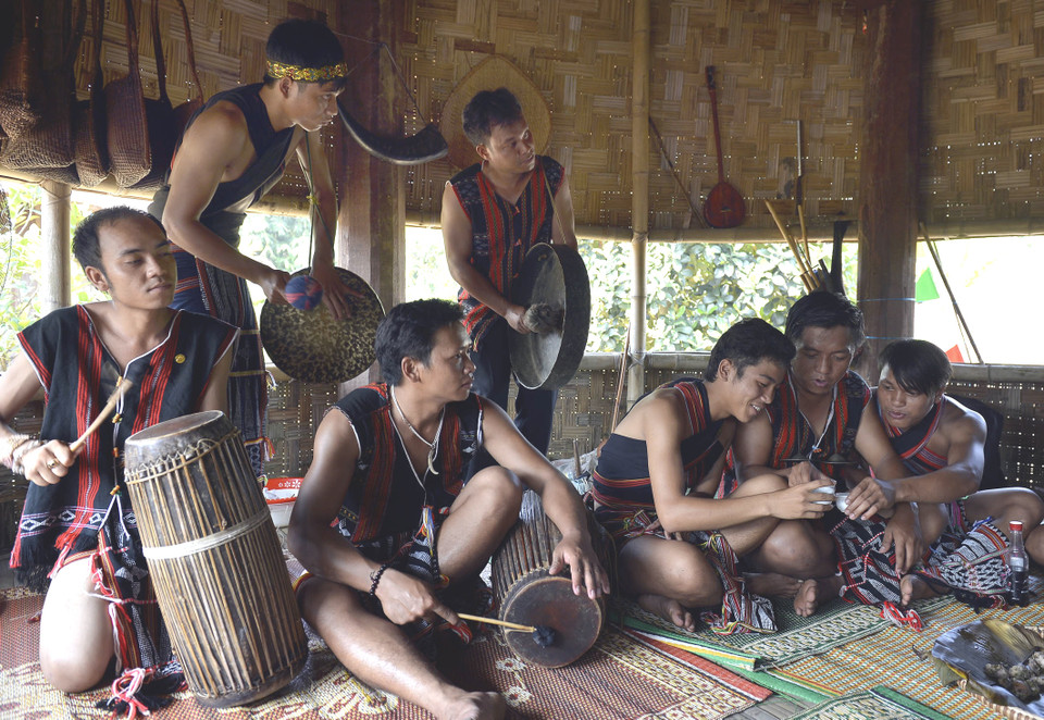 Dàn trống chiêng mừng đám cưới. (Ảnh: TTXVN)