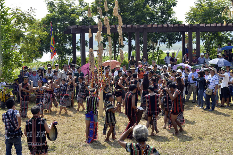 Nhà trai và nhà gái cùng nhau múa hát tưng bừng trong lễ cưới. (Ảnh: TTXVN)