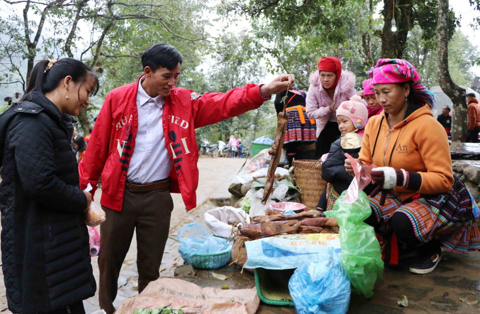 Ẩm thực đặc trưng của người Mông cũng được bán ở chợ phiên. (Ảnh: Nguyễn Oanh/TTXVN)