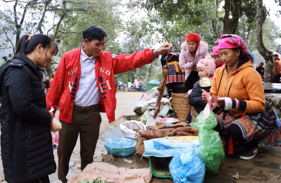 Ẩm thực đặc trưng của người Mông cũng được bán ở chợ phiên. (Ảnh: Nguyễn Oanh/TTXVN)
