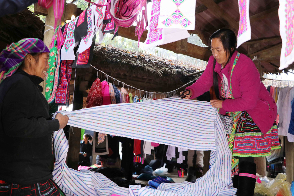 Mọi người đến chợ phiêu đều vui vẻ, thoải mái. (Ảnh: Nguyễn Oanh/TTXVN)