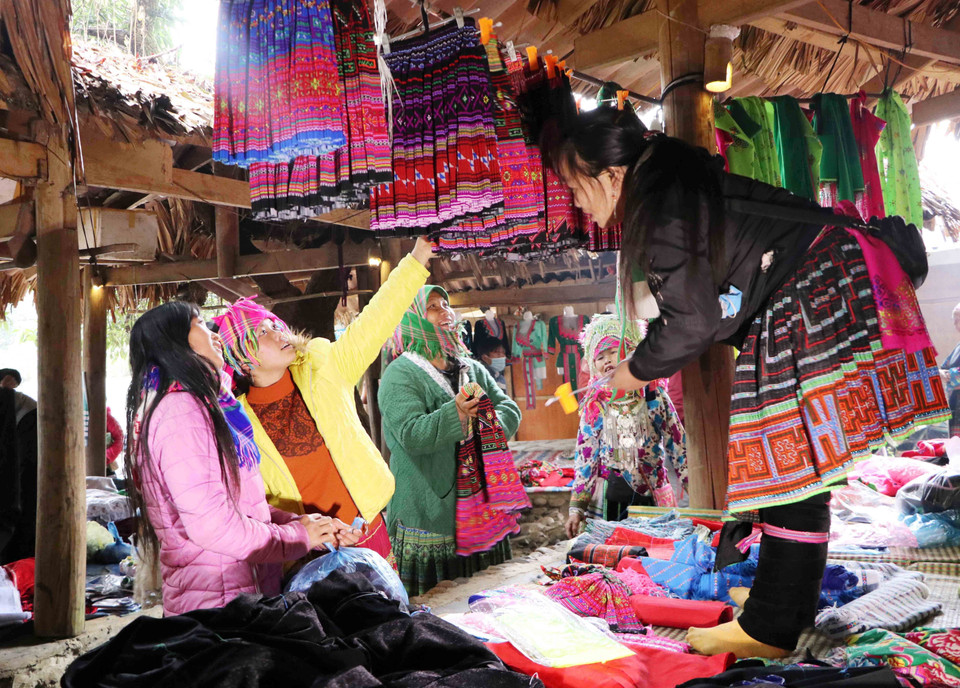 Một gian hàng bán trang phục truyền thống của người Mông. (Ảnh: Nguyễn Oanh/TTXVN)