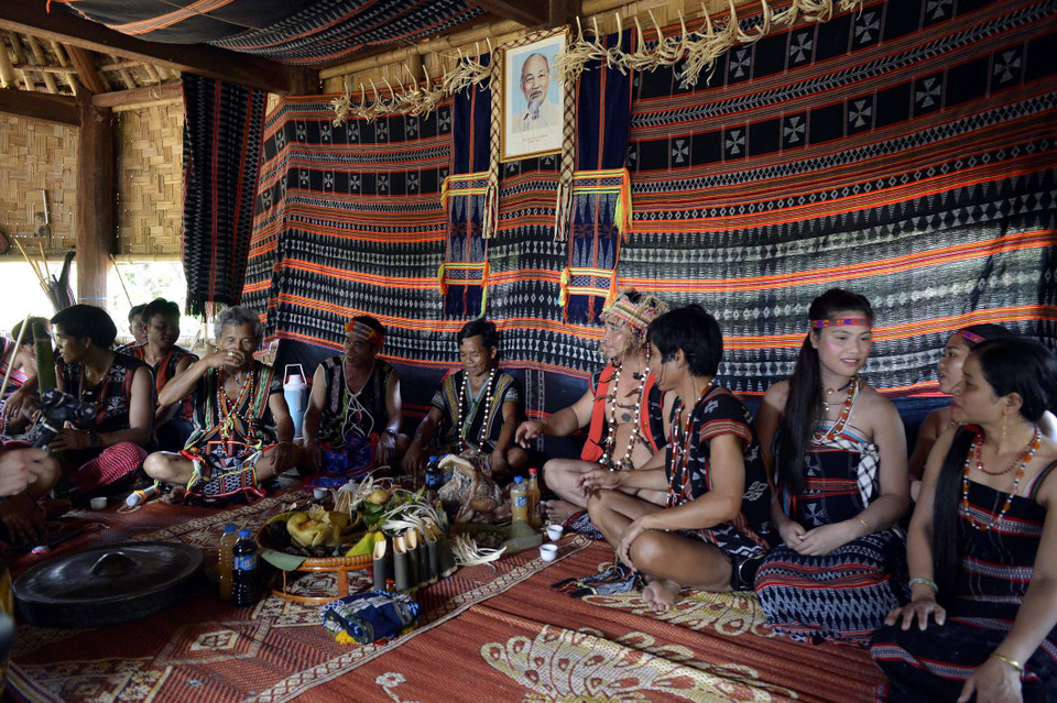 Khi nhà trai-nhà gái đã ổn định đại diện hai họ có cuộc nói lý xong hát lý. (Ảnh: TTXVN)