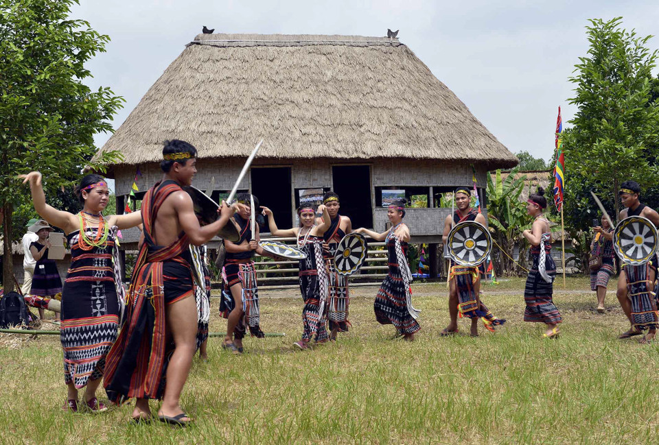 Trai gái cùng nhau nhảy múa, chúc tụng, chung vui với cả hai bên. (Ảnh: TTXVN)