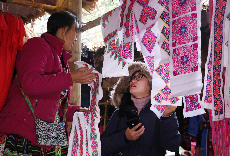 Du khách tham quan chợ phiên Sin Suối Hồ. (Ảnh: Nguyễn Oanh/TTXVN)