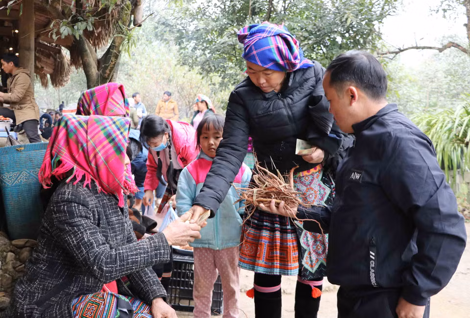 Cảnh mua bán nhộn nhịp, vui vẻ ở chợ phiên Sin Suối Hồ. (Ảnh: Nguyễn Oanh/TTXVN)