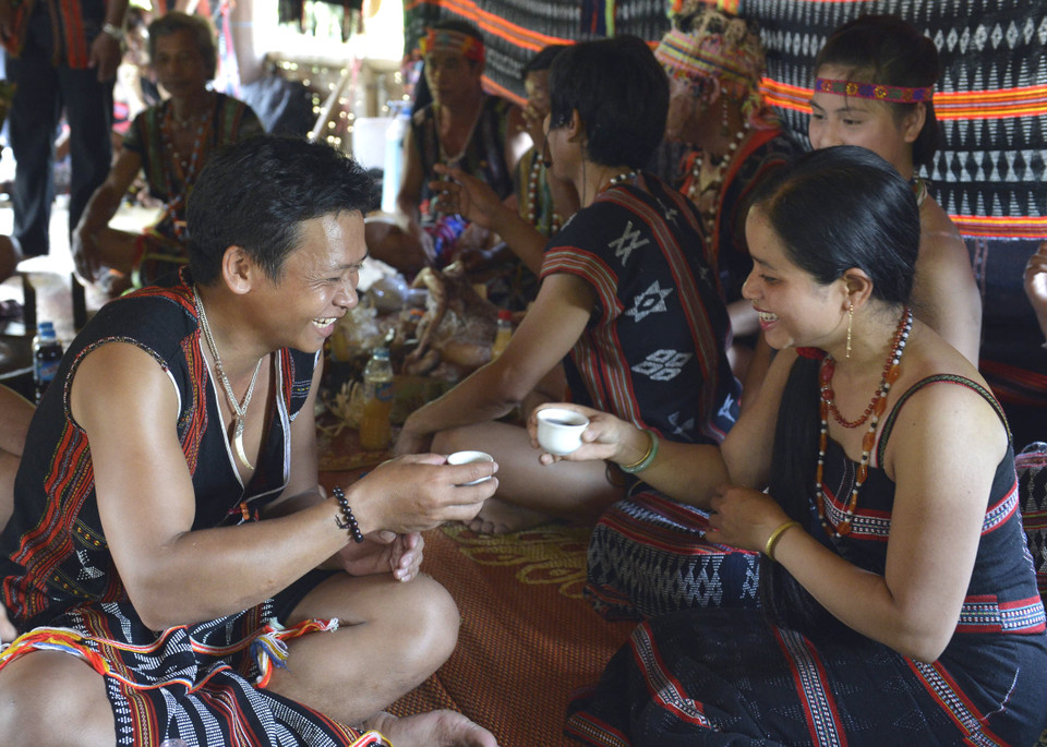 Nam thanh nữ tú hai bên uống rượu mừng cho cô dâu chú rể. (Ảnh: Thanh Hà/TTXVN)