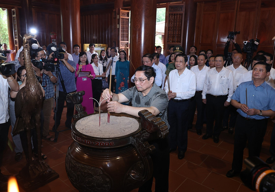 Thủ tướng Phạm Minh Chính dâng hương, hoa tại Nhà tưởng niệm Chủ tịch Hồ Chí Minh. (Ảnh: Dương Giang/TTXVN)