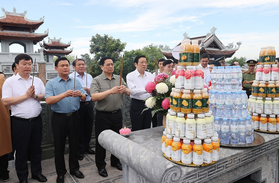 Trong chuyến làm việc tại Nghệ An, sáng 23/7, Thủ tướng Phạm Minh Chính và đoàn công tác đến dâng hương, hoa tại Nhà tưởng niệm Chủ tịch Hồ Chí Minh và Đền Chung Sơn trong Khu di tích Kim Liên, huyện Nam Đàn. (Ảnh: Dương Giang/TTXVN)