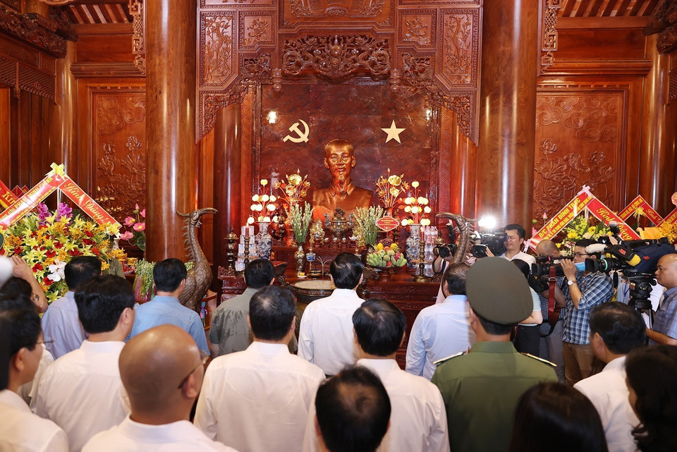 Hình ảnh Thủ tướng Phạm Minh Chính dâng hương, hoa tại Nhà tưởng niệm Chủ tịch Hồ Chí Minh. (Ảnh: Dương Giang/TTXVN)