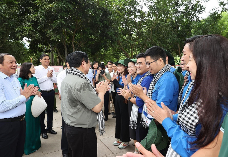Thủ tướng Phạm Minh Chính nói chuyện với du khách đến dâng hương Chủ tịch Hồ Chí Minh trong Khu di tích Kim Liên, huyện Nam Đàn. (Ảnh: Dương Giang/TTXVN)