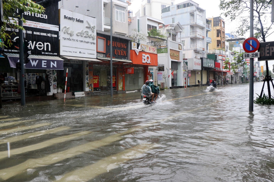 Nước ngập tại nhiều tuyến đường của thành phố Huế khiến việc đi lại của người dân gặp khó khăn. (Ảnh: Đỗ Trưởng/TTXVN)