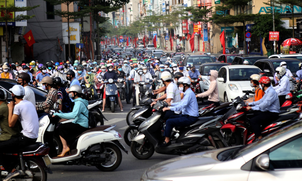 Mật độ giao thông đường Nguyễn Lương Bằng dẫn đến nút giao thông Ô Chợ Dừa tăng cao gây ùn tắc cục bộ. (Ảnh: Danh Lam/TTXVN)