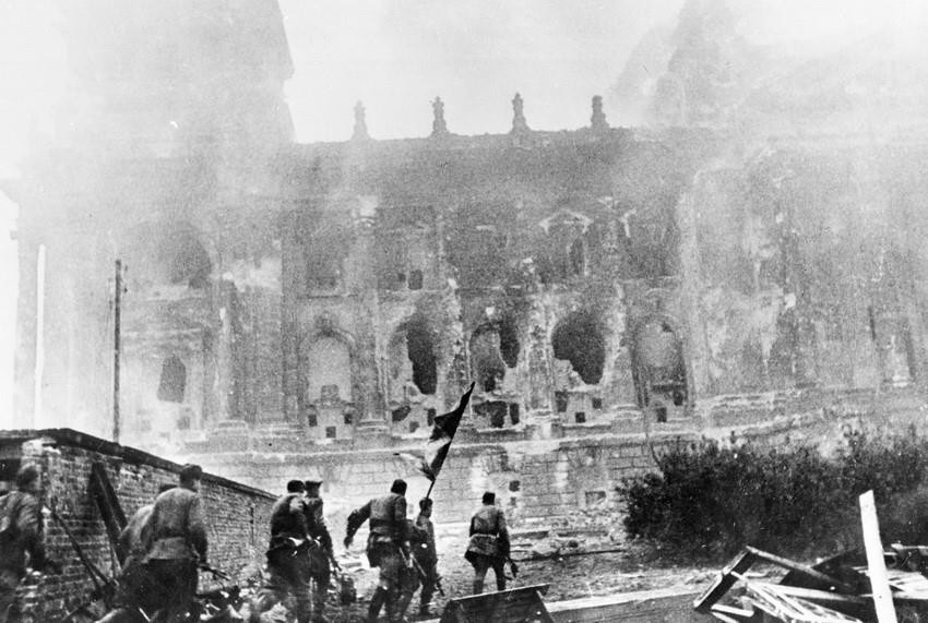 Ngày 16/4/1945, Hồng quân Liên Xô mở trận tấn công vào Berlin, sào huyệt cuối cùng của phátxít Đức và đến chiều 30/4/1945 đã chiếm được Nhà Quốc hội Đức, cắm lá cờ chiến thắng lên nóc tòa nhà này. (Ảnh: Tư liệu/TTXVN phát)