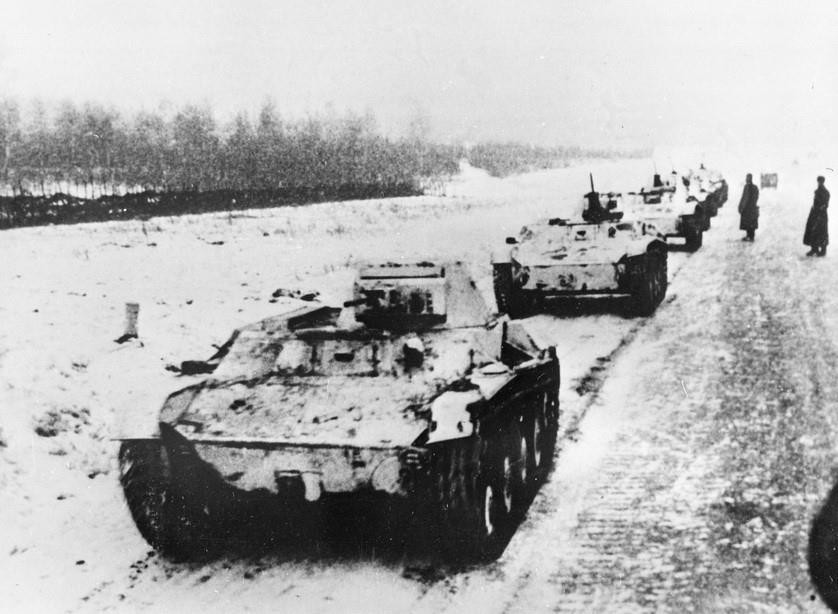 Xe tăng của Hồng quân Liên Xô trên đường ra mặt trận trong Chiến tranh thế giới thứ hai. (Ảnh: Tư liệu/TTXVN phát)