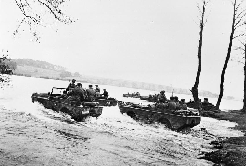 Xe thiết giáp lội nước của Hồng quân Liên Xô vượt sông chiến đấu, năm 1945. (Ảnh: Tư liệu/TTXVN phát)