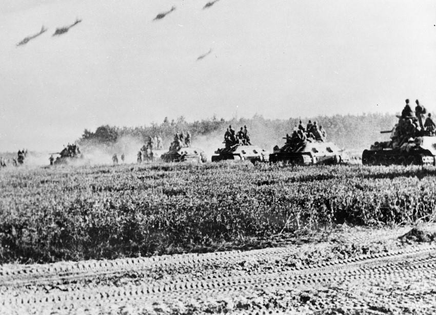 Xe tăng của Hồng quân Liên Xô tham chiến trong trận Vòng cung Kursk, ngày 12/7/1943, trận đánh sử dụng cơ giới lớn nhất trong Chiến tranh Thế giới lần thứ hai. (Ảnh: Tư liệu/TTXVN phát)