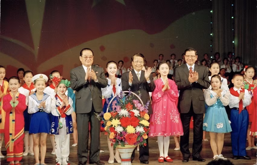 Chủ tịch nước Trần Đức Lương thăm Cung thiếu nhi tại thủ đô Bình Nhưỡng và tặng hoa các thiếu nhi Triều Tiên biểu diễn nghệ thuật chào mừng, ngày 3/5/2002, trong chuyến thăm chính thức CHDCND Triều Tiên từ ngày 2/5-5/5/2002. (Ảnh: Trọng Nghiệp/TTXVN)