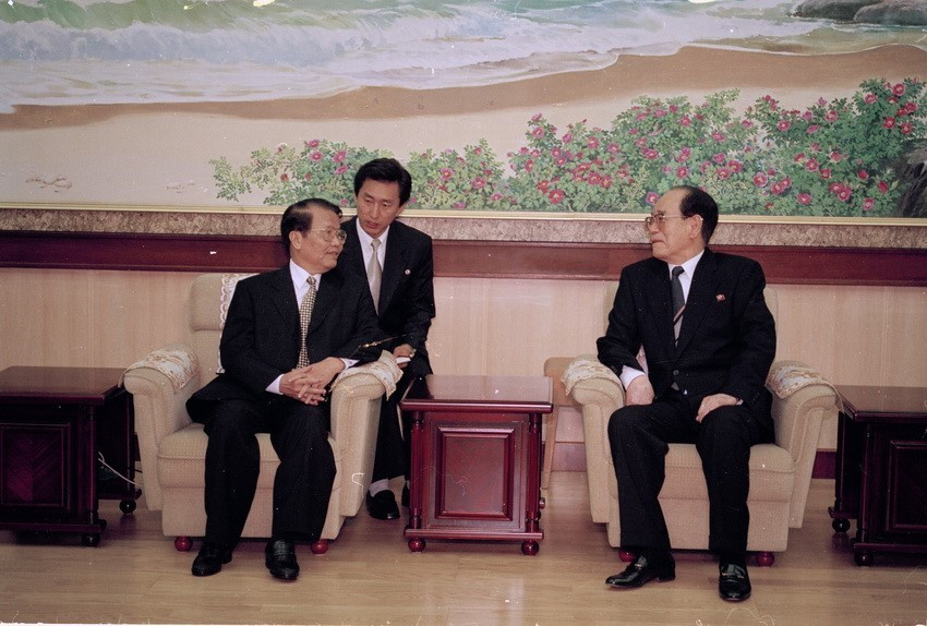 Ngày 3/5/2002, tại Thủ đô Bình Nhưỡng, Chủ tịch Đoàn Chủ tịch Hội nghị Nhân dân tối cao Triều Tiên Kim Yong-nam tiếp Chủ tịch nước Trần Đức Lương thăm chính thức CHDCND Triều Tiên từ ngày 2/5-5/5/2002. (Ảnh: Trọng Nghiệp/TTXVN)