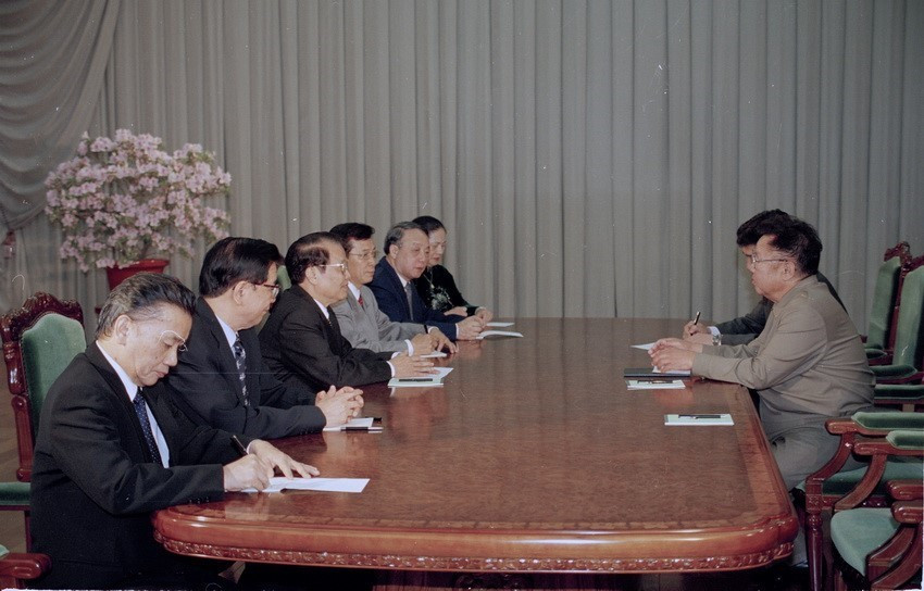 Ngày 4/5/2002, Tổng Bí thư Đảng Lao động Triều Tiên Kim Jong-il hội đàm với Chủ tịch nước Trần Đức Lương tại Thủ đô Bình Nhưỡng, trong khuôn khổ chuyến thăm chính thức CHDCND Triều Tiên từ ngày 2/5-5/5/2002. (Ảnh: Trọng Nghiệp/TTXVN)